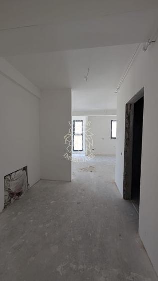 Penthouse cu 3 camere semidecomandat în Sud