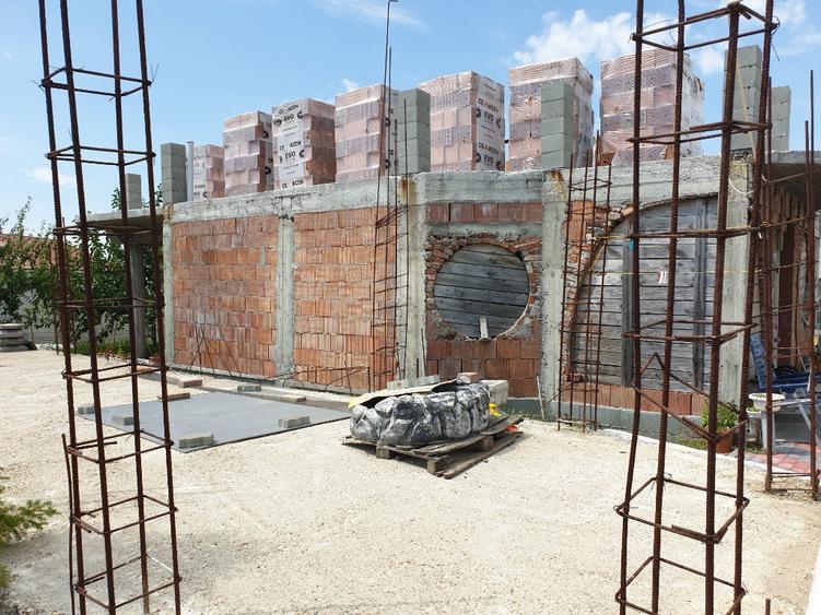 Casă cu 5 camere cu Teren 2600 Mp în Central