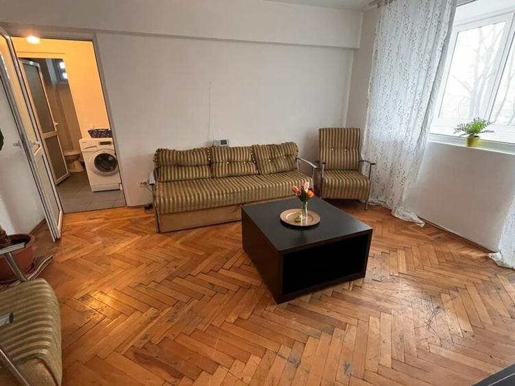 Apartament cu 3 camere semidecomandat în Câmpia Libertății