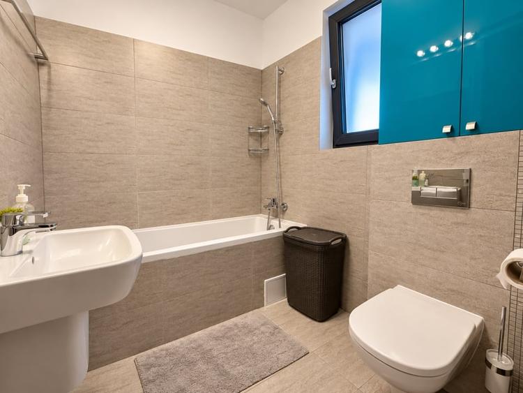 Apartament cu 4 camere decomandat, mobilat în Băneasa