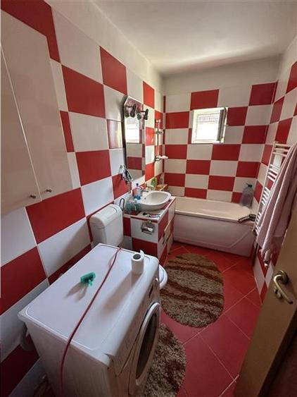 Apartament cu 3 camere decomandat în Aradului