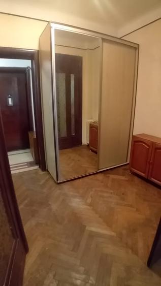 Apartament cu 3 camere semidecomandat, mobilat în Romană