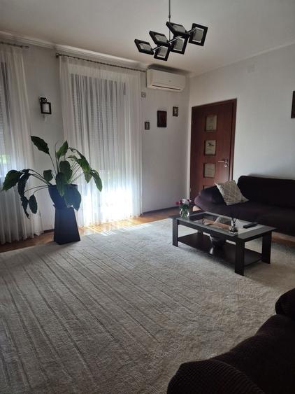 Apartament cu 3 camere semidecomandat în Dorobanți