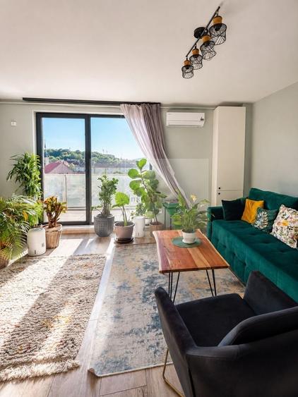 Apartament cu 3 camere semidecomandat, mobilat în Semicentral