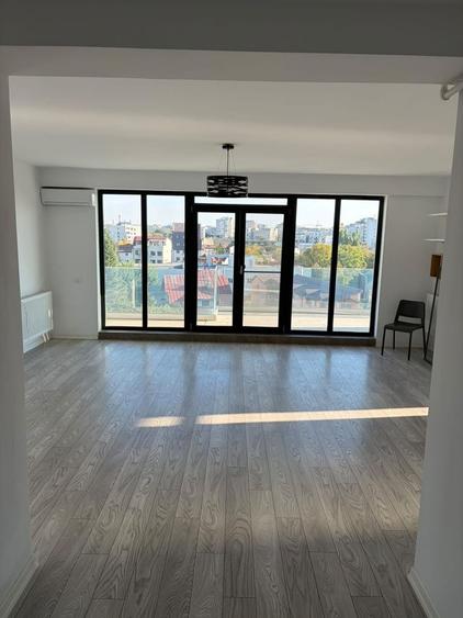 Apartament cu 3 camere semidecomandat, mobilat în Matei Voievod