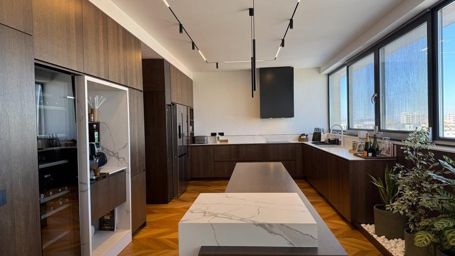 Penthouse cu 6 camere decomandat, mobilat în Mamaia