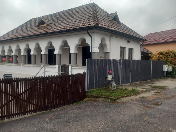 Casă individuală cu 4 camere cu Canalizare în Central
