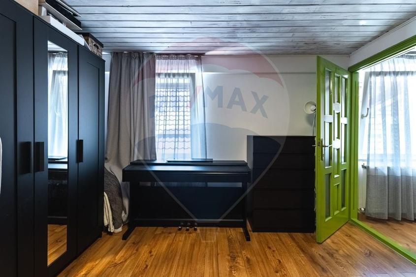 Apartament cu 3 camere nedecomandat, mobilat în Schei