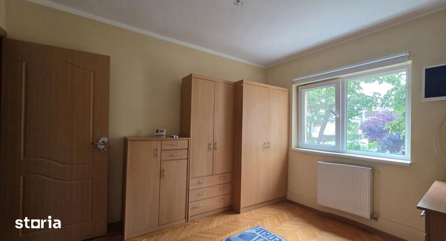 Apartament cu 3 camere decomandat în Lipovei