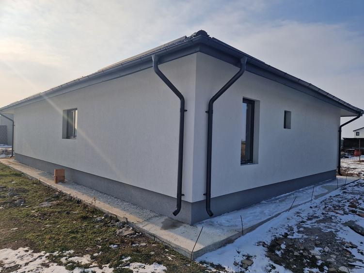 Casă cu 4 camere în Dragomirești-Deal