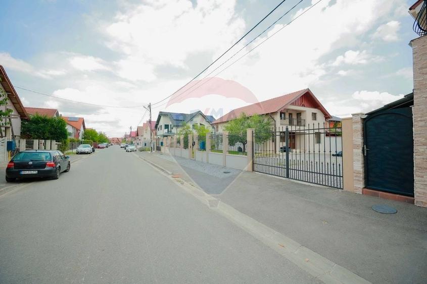 Casă individuală cu 7 camere cu Teren 600 Mp în Haieu