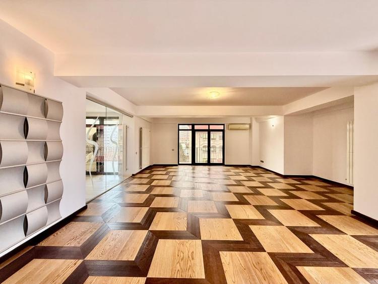 Penthouse cu 4 camere decomandat în Aviatorilor