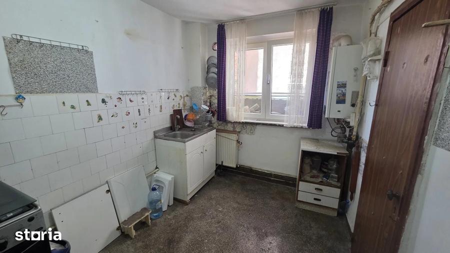 Apartament cu 3 camere decomandat în Craiovița Nouă