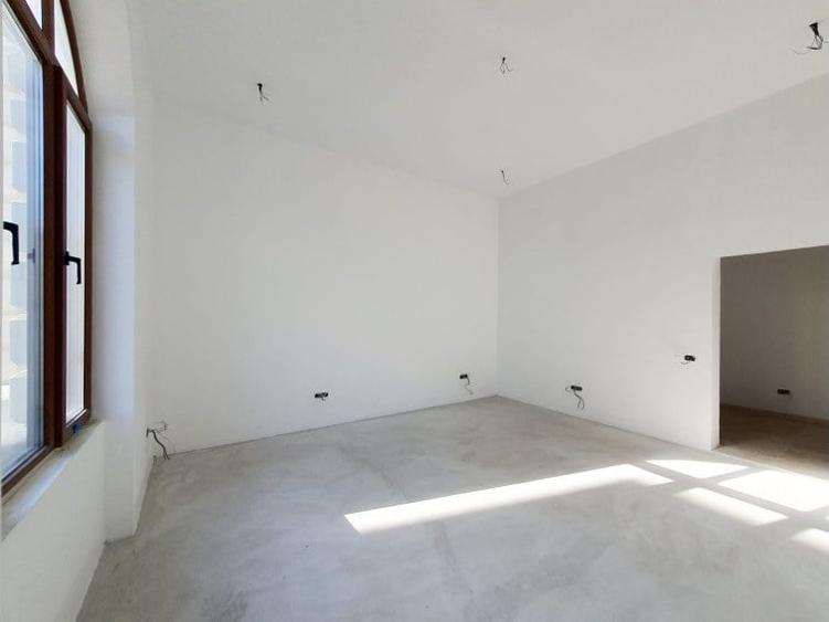 Casă cu 16 camere cu Teren 665 Mp în Universitate