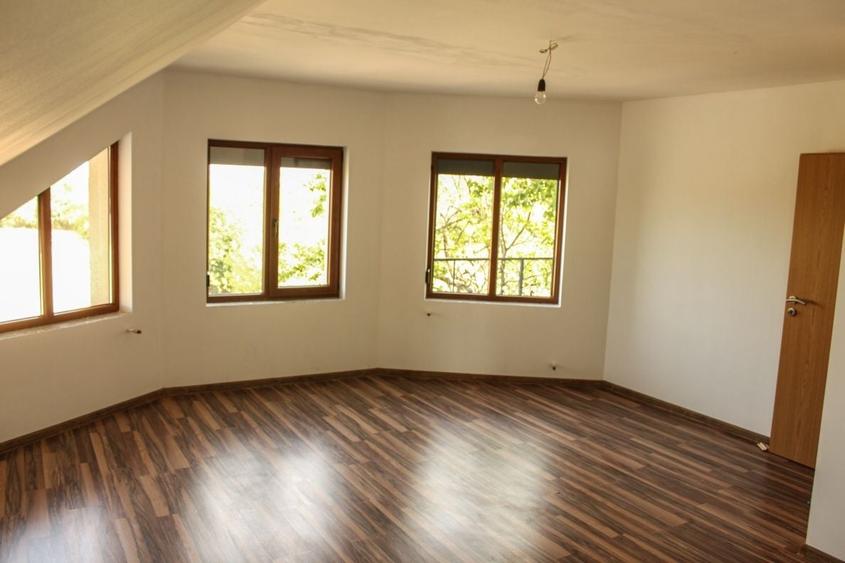 Casă cu 4 camere în Izvin