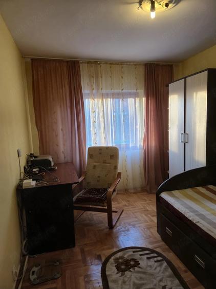 Apartament cu 3 camere decomandat, mobilat în Central