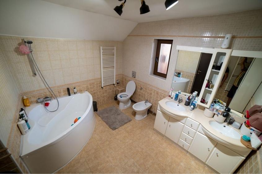 Casă cu 4 camere în Corunca