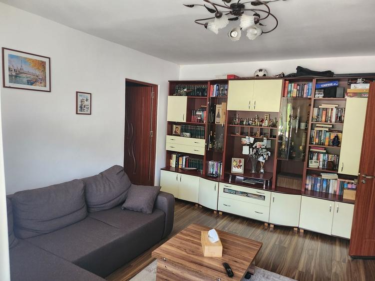 Apartament cu 3 camere semidecomandat în Central
