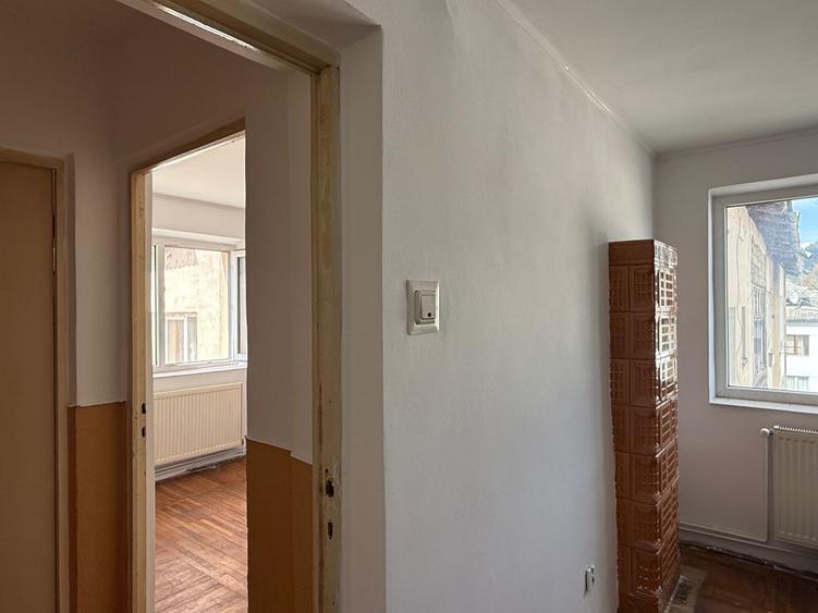 Apartament cu 3 camere semidecomandat în Central