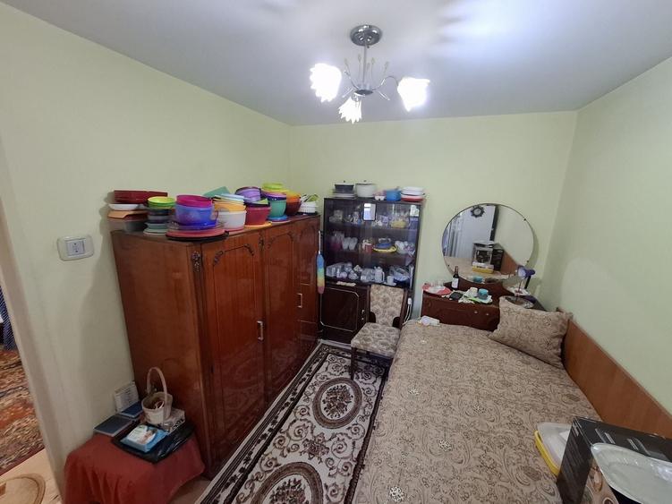 Apartament cu 3 camere semidecomandat, mobilat în Casa de Cultură