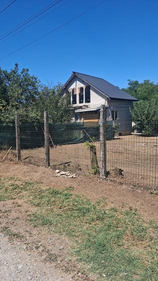 Casă cu 3 camere cu Teren 1870 Mp în Stănești