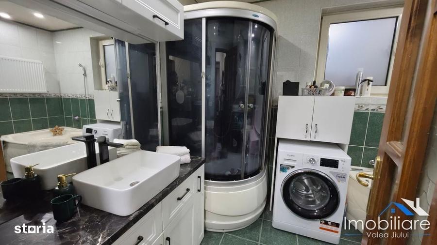 Casă cu 3 camere cu Teren 1500 Mp în Central