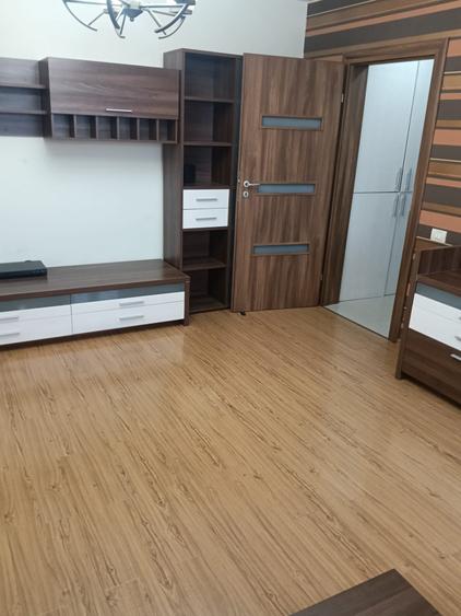Apartament cu 3 camere semidecomandat, mobilat în Titan
