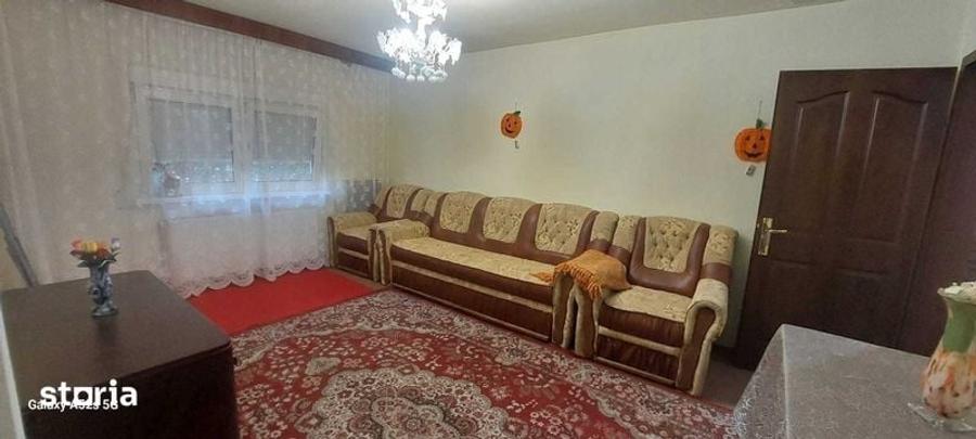 Apartament cu 3 camere decomandat în Tractorul