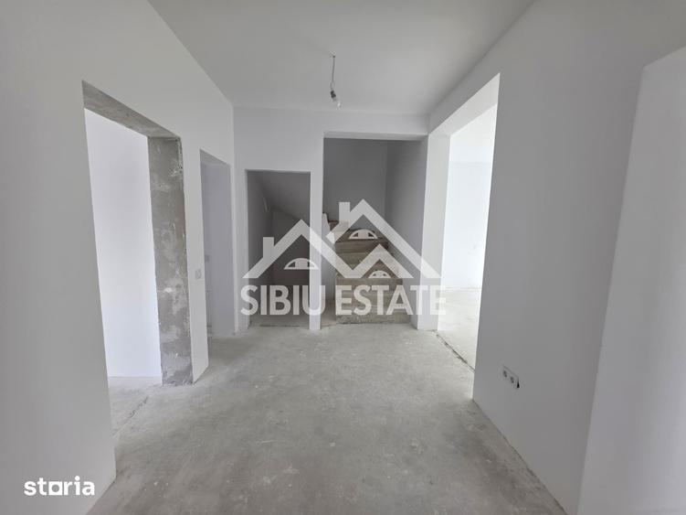 Casă cu 5 camere cu Teren 486 Mp în Cristian