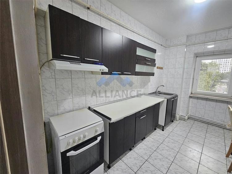 Apartament cu 3 camere decomandat în Filiași