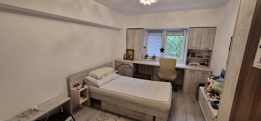 Apartament 2 camere , decomandat, et. 3, strada  Andrei Muresanu - 8