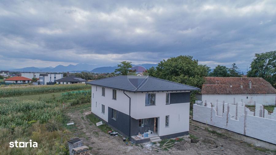 Casă cu 4 camere cu Teren 500 Mp în Stupini