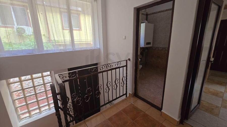 Casă individuală cu 10 camere cu Canalizare în 13 Septembrie
