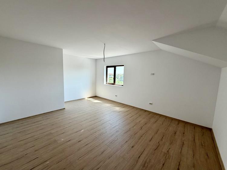 Duplex cu 4 camere cu Canalizare în Moșnița Nouă