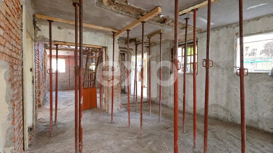 Casă individuală cu 9 camere cu Canalizare în Centrul Istoric