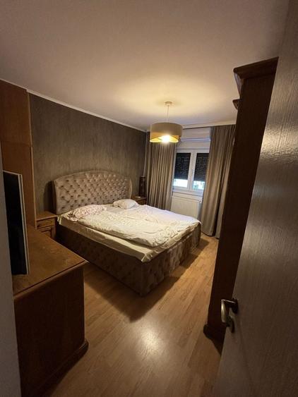 Apartament cu 3 camere decomandat în Drumul Sării