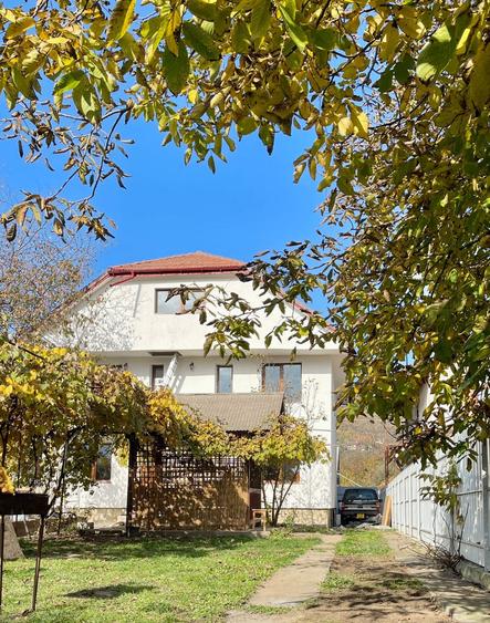 Casă individuală cu 7 camere cu Garaj în Alexandru cel Bun