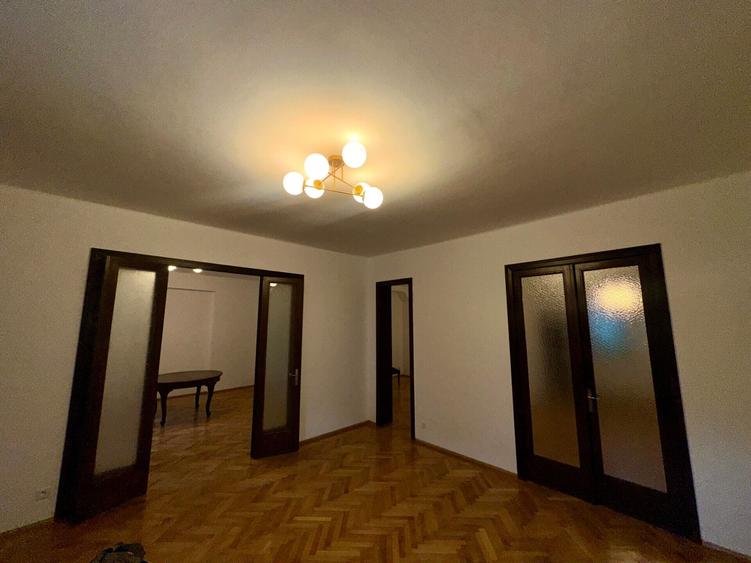 Apartament cu 4 camere semidecomandat în Dacia