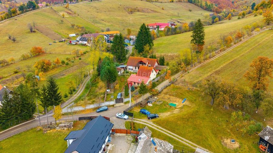 Casă individuală cu 10 camere cu Teren 2980 Mp în Barcani