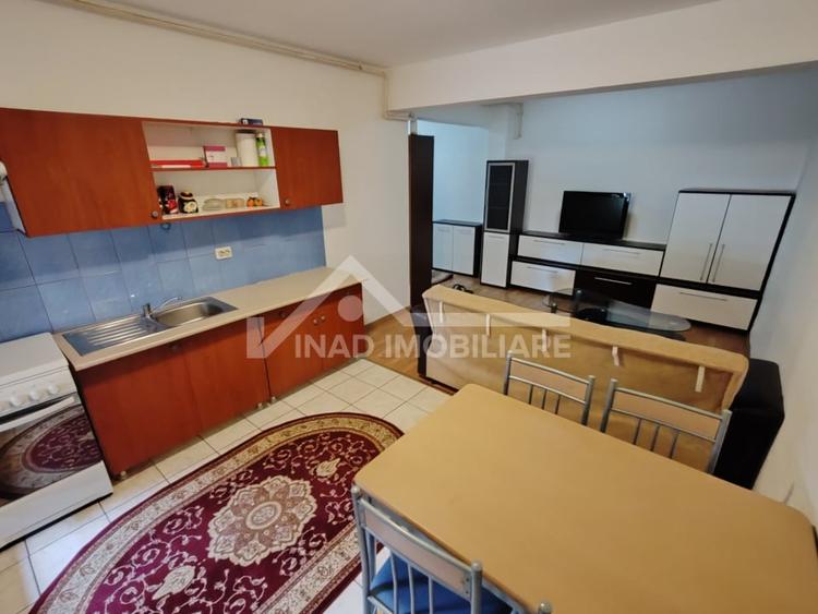 Apartament cu 3 camere semidecomandat, mobilat în Bună Ziua