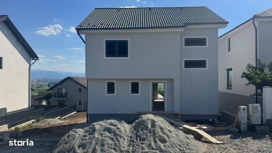 Casă cu 4 camere în Șura Mare