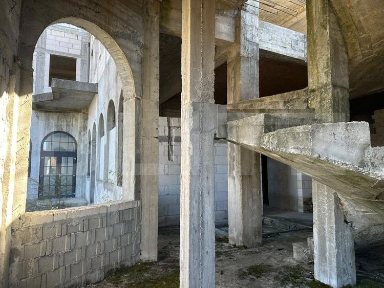 Spațiu comercial, de 1,300 mp, în 700
