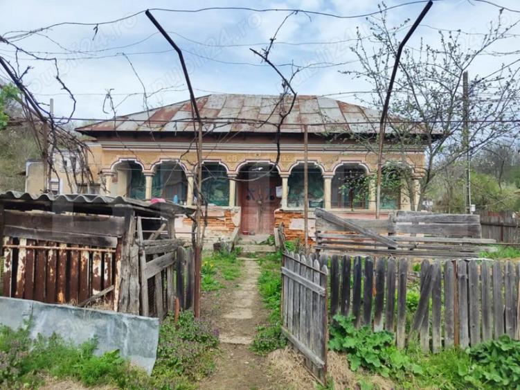Casă cu 4 camere cu Teren 2080 Mp în Gura Foii
