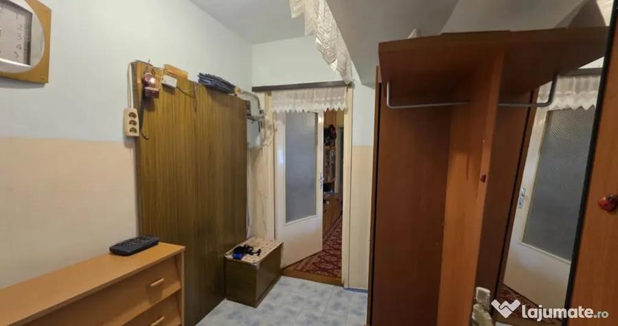 Apartament cu 4 camere semidecomandat în Dacia