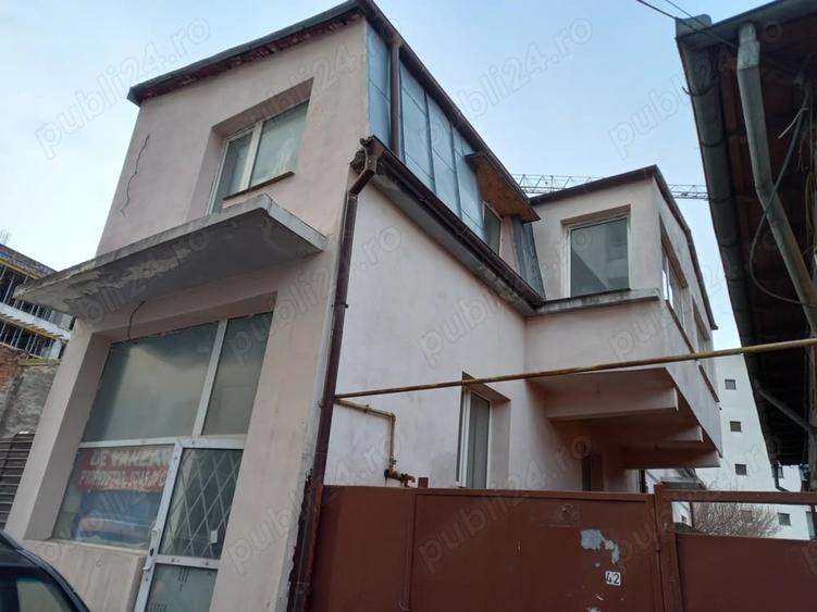 Casă cu 6 camere cu Teren 300 Mp în Central