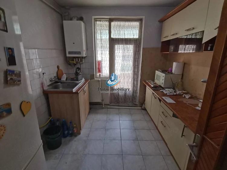 Apartament cu 3 camere decomandat în Sud