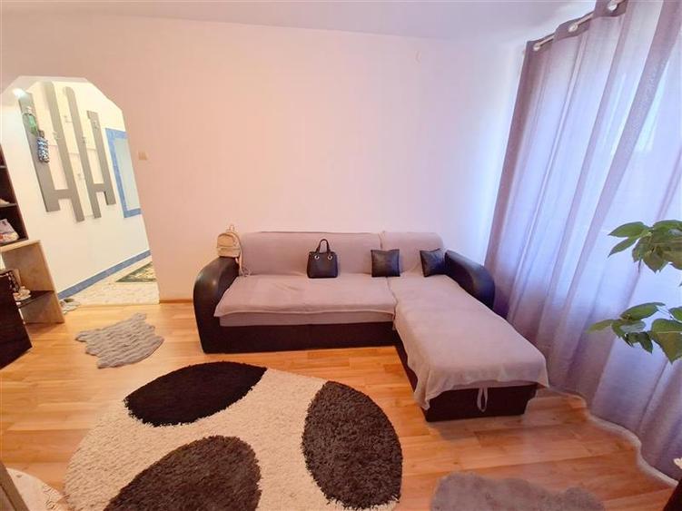 Apartament cu 3 camere nedecomandat în 9 Mai