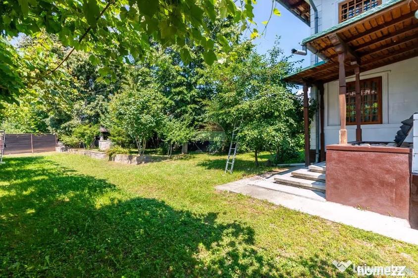 Casă cu 7 camere cu Teren 3425 Mp în Central