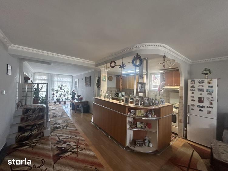 Casă cu 7 camere cu Teren 1300 Mp în Central