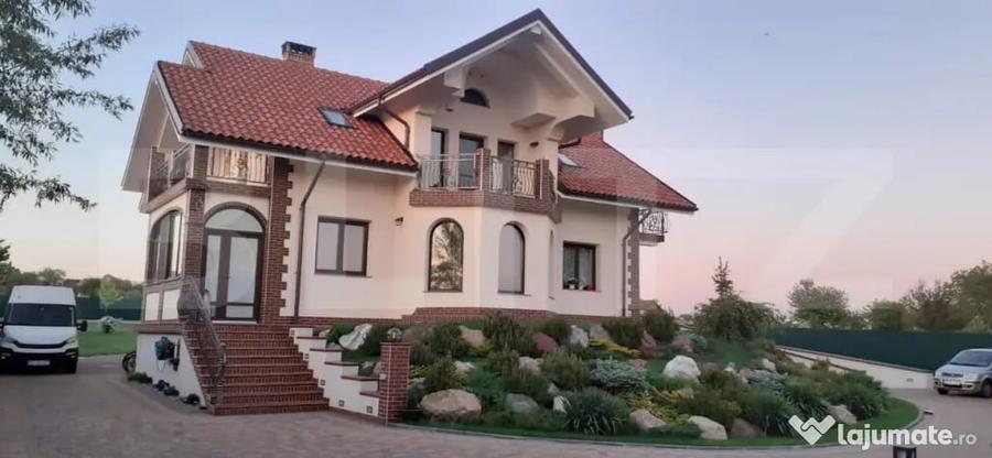 Casă cu 5 camere cu Teren 2743 Mp în Sud